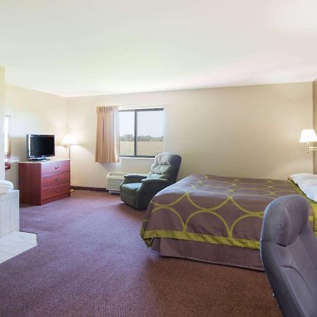 Super 8 By Wyndham Iola Ks Hotel Exterior foto